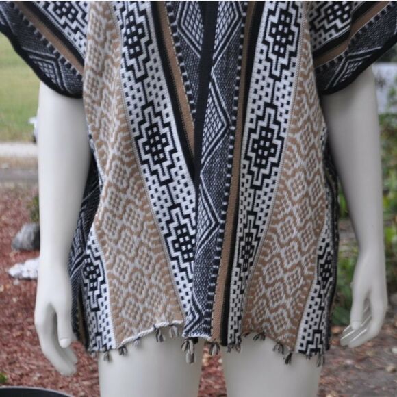 Arianna by Howard's Poncho One Size Fits Most (OSFM) - Picture 3 of 6